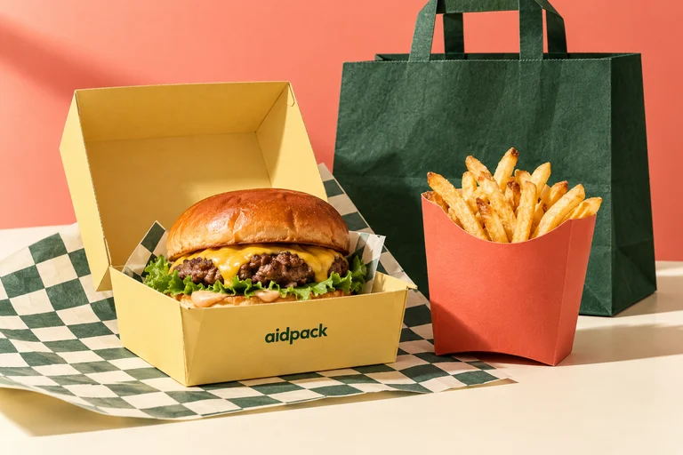 Burgerbox, Pommesverpackung und Tragetasche in einer gemeinsamen Markenwelt